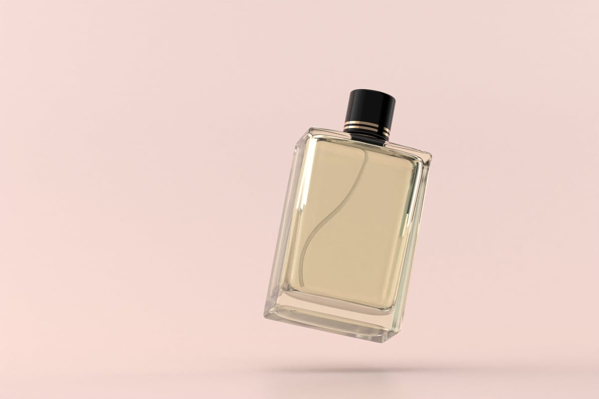 Frasco de perfume de vidrio transparente con tapa dorada